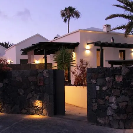 Goa Pool View, Playa Roca Sea Front Access - Free Ac - Wifi Costa Teguise