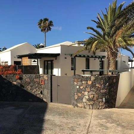 Goa Pool View, Playa Roca Sea Front Access - Free Ac - Wifi Costa Teguise