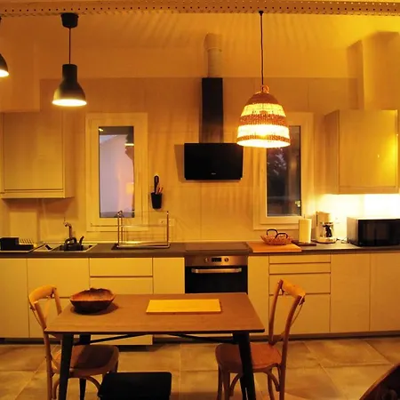 Goa Pool View, Playa Roca Sea Front Access - Free Ac - Wifi *