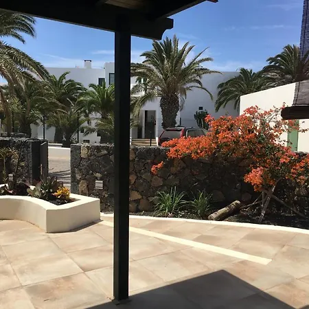 Goa Pool View, Playa Roca Sea Front Access - Free Ac - Wifi Costa Teguise