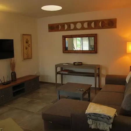 Goa Pool View, Playa Roca Sea Front Access - Free Ac - Wifi Apartmán