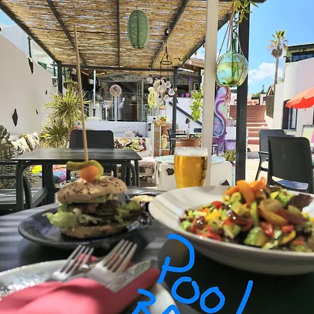Goa Pool View, Playa Roca Sea Front Access - Free Ac - Wifi شقة